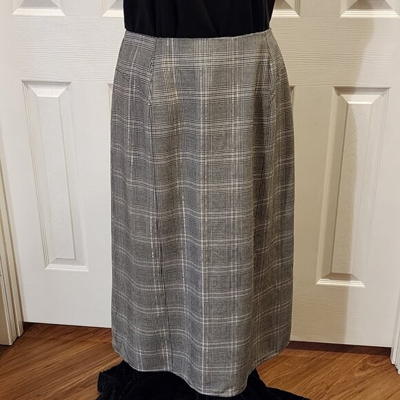 Black & white plaid skirt with kick-pleat button details on the back hem - Picture 1 of 4